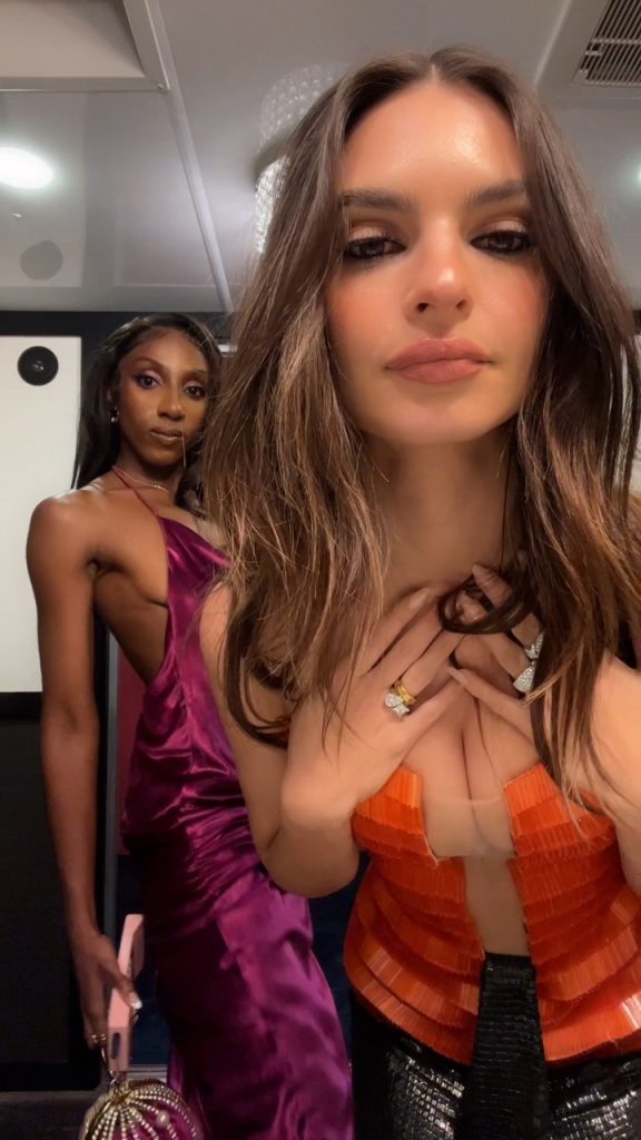 Emily Ratajkowski Flaunts Her Big Boobs In Corset At Oscar