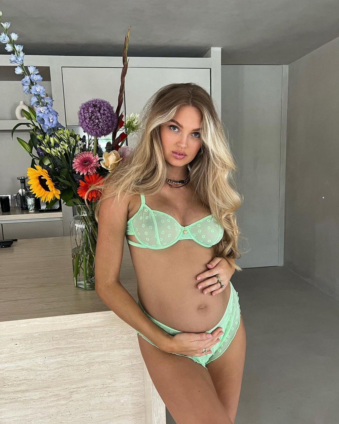 Romee Strijd Preggo In Lengerie