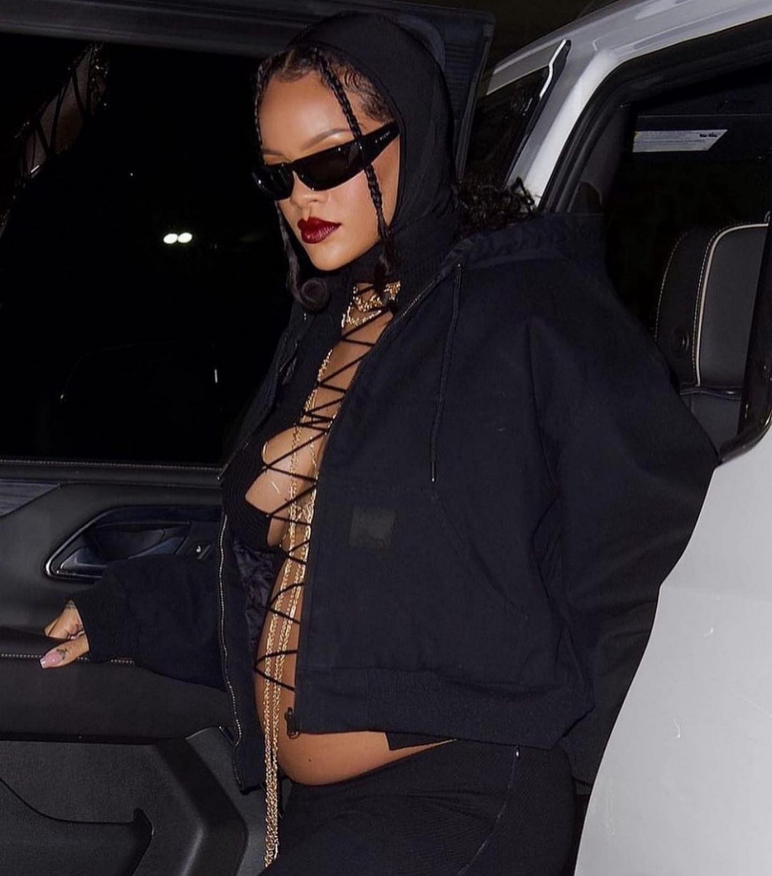 Rihanna Sideboobs And Baby Bump