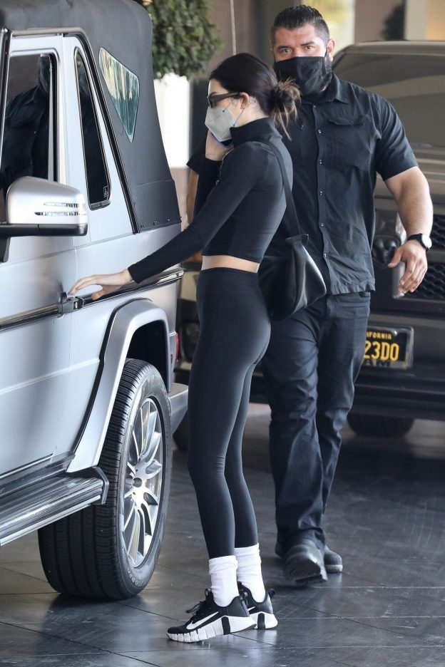 Kendall Jenner Flaunts Her Tight Ass And Cmeltoe 12 Photos Fappeningtime