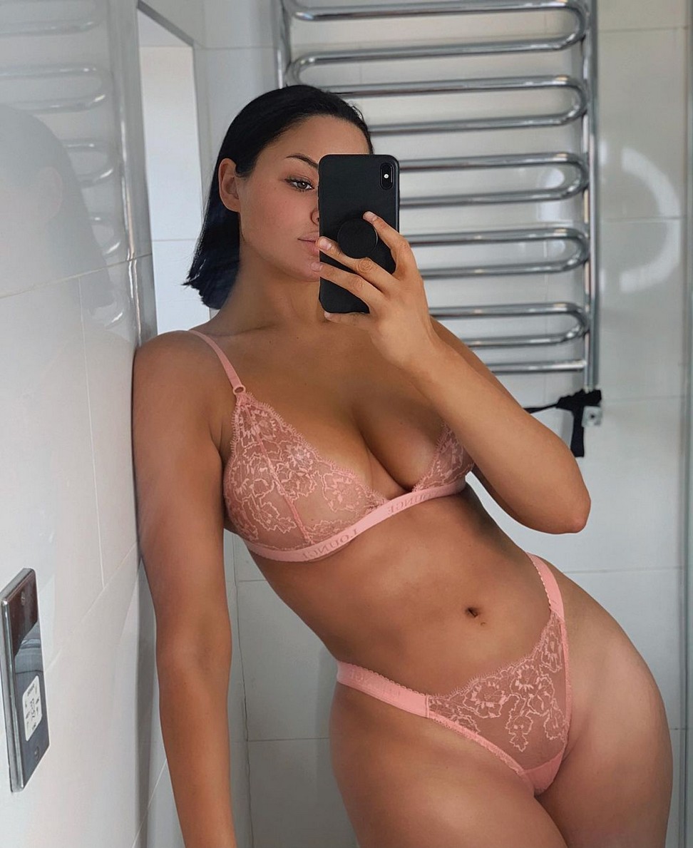 Yasmin De Christie Selfie In Lingerie