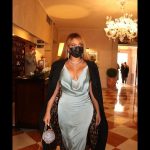 Beyonce Flaunts Big Tits In Cleavage (7 Photos)
