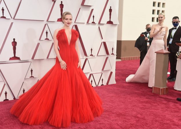 Amanda Seyfried Sexy Red Queen At The Academy Awards 2021 (15 Photos + Video)