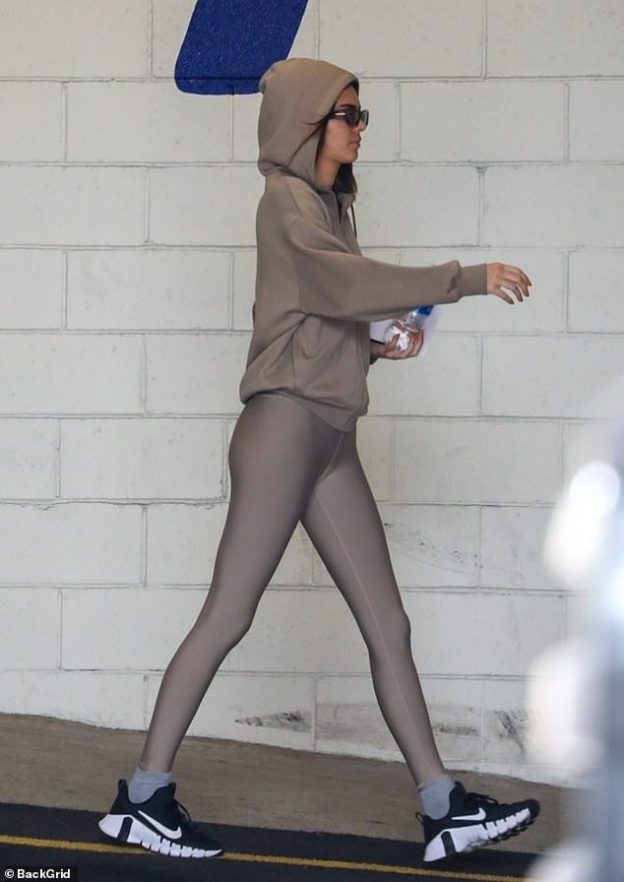 Kendall Jenner Showed Off Significant Cameltoe In Tight Leggings (24 Photos)