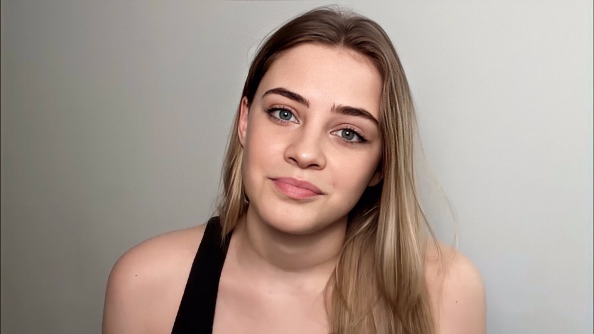 Josephine Langford Hot Selfie