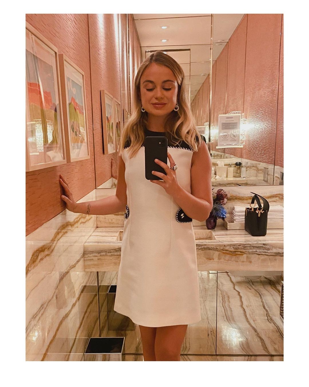 Amelia Windsor Selfie