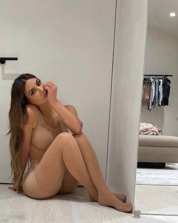 Kim Kardashian Sexy At Home (6 Photos)