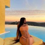 Kylie Jenner's Extremely Wide Hips In A Peach Bikini (5 Photos + Video)