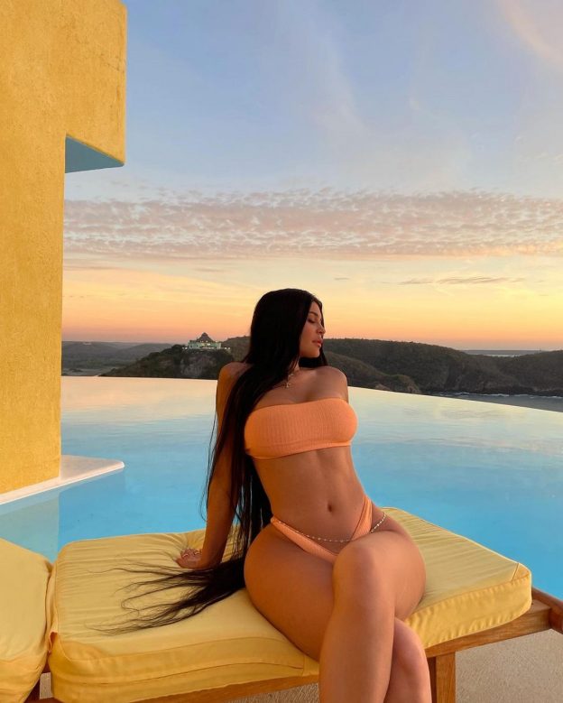 Kylie Jenner's Extremely Wide Hips In A Peach Bikini (5 Photos + Video)