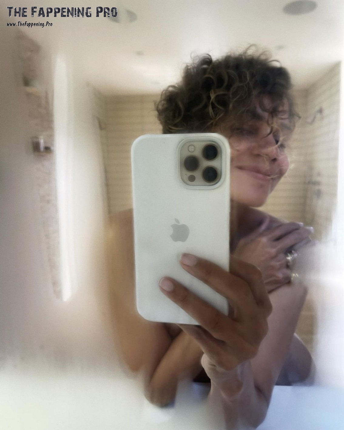 Halle Berry Nude In Bathroom