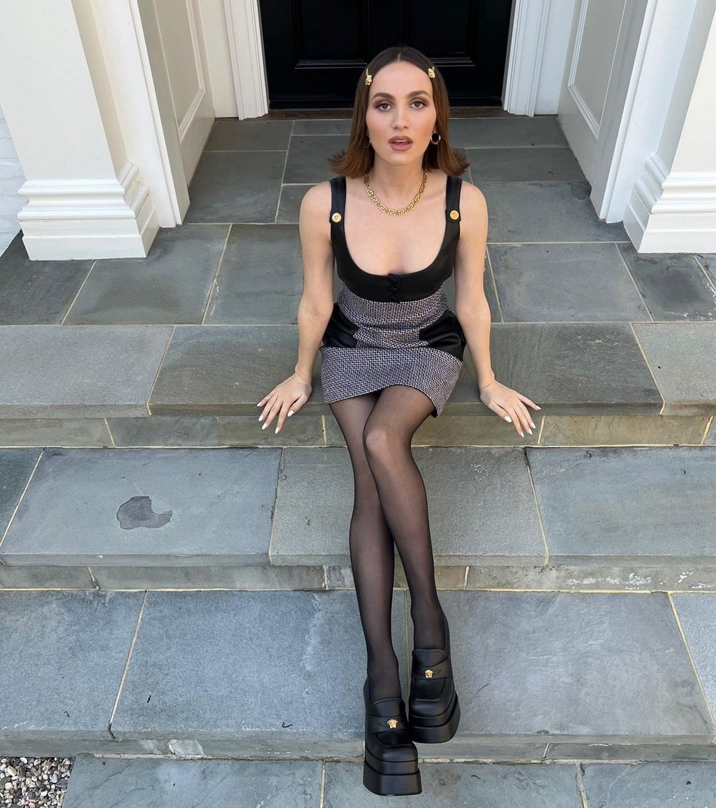 Maude Apatow Legs In Pantyhose