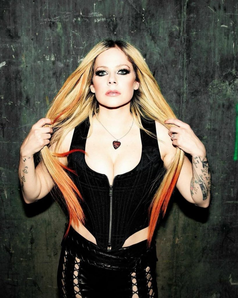 Avril Lavigne Exposed Boobs In Leather Corset And Pants 7 Photos Fappeningtime 