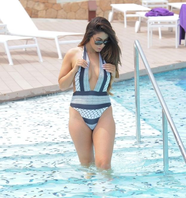 Jessica Hayes Bravely Showed Off Her Curvy Body In A Bikini (15 Photos)