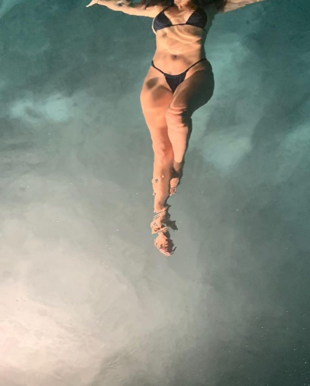 Kourtney Kardashian Showed A Photo From A Night Swim in The Pool (4 Photos)