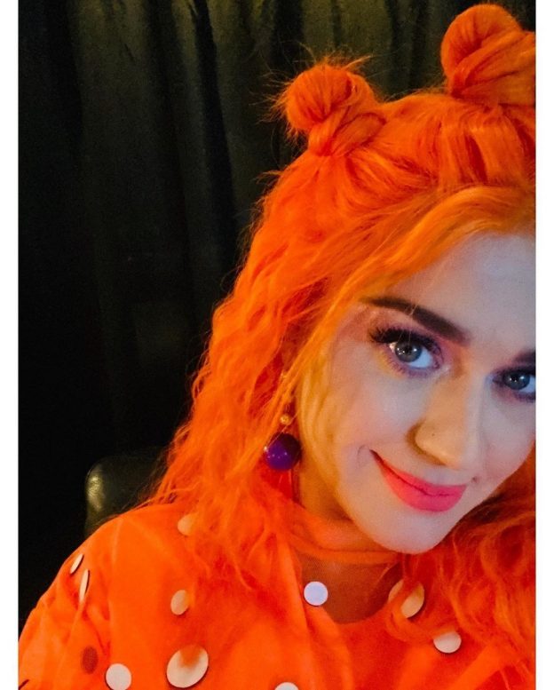 Pregnant Katy Perry With A New Extreme Hair Shade (3 Photos)