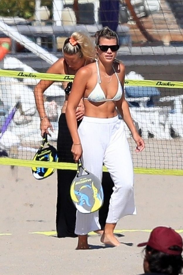 Sofia Richie In A White Bikini And Jeans On The Beach In Malibu (18 Photos)