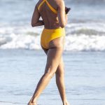 Zoe Saldana Juicy Ass In Malibu (14 Photos)