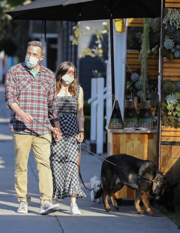 Ana de Armas And Ben Affleck On A Walk Wearing A Face Mask (40 Photos)