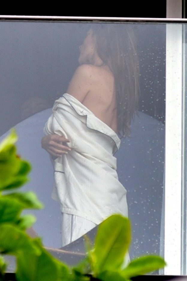 Alessandra Ambrosio In A Sexy Bikini On The Hotel Balcony (17 Photos)