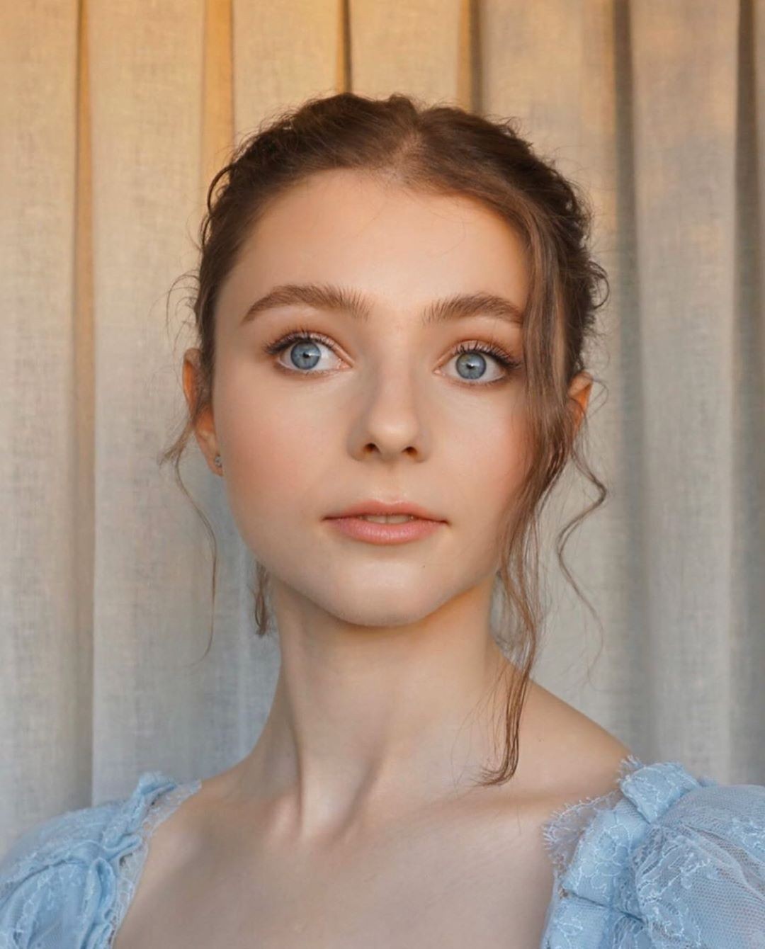 Thomasin McKenzie Sexy