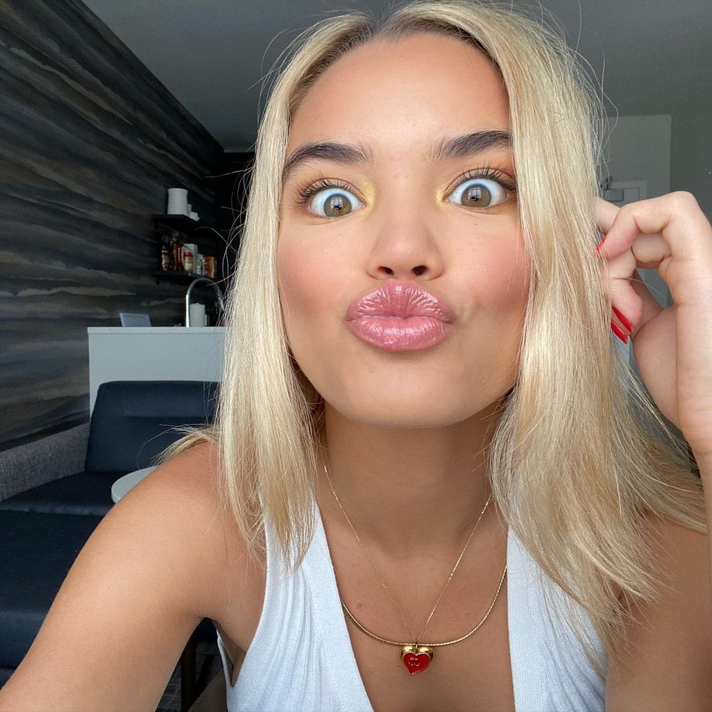 Paris Berelc Blonde Selfie