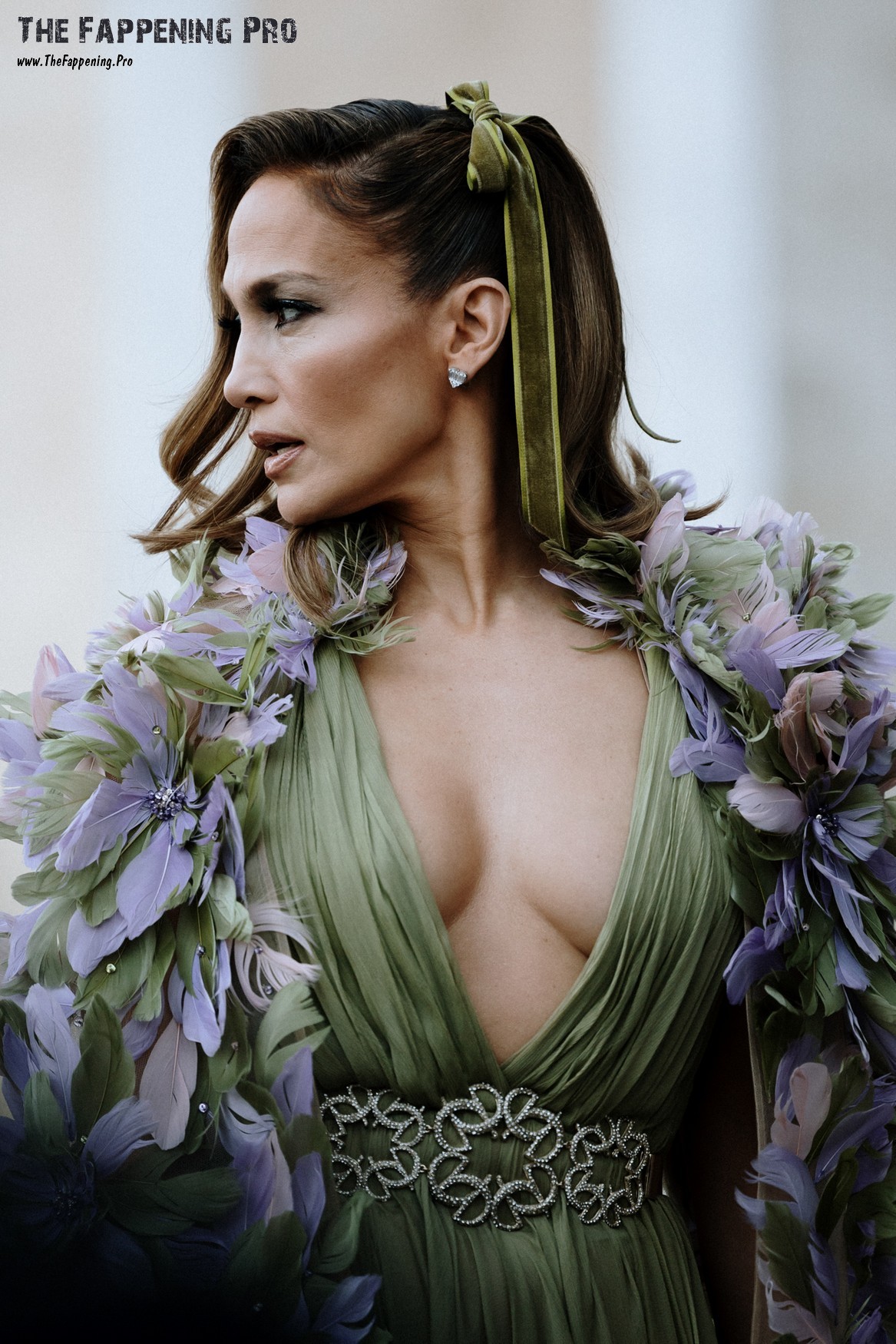 Jennifer Lopez Epxosed Big Tits In Deep Cleavage (23 Photos)