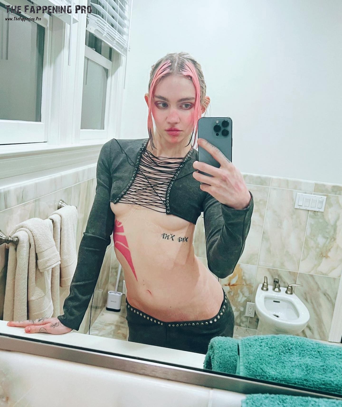 Grimes Underboobs Selfie