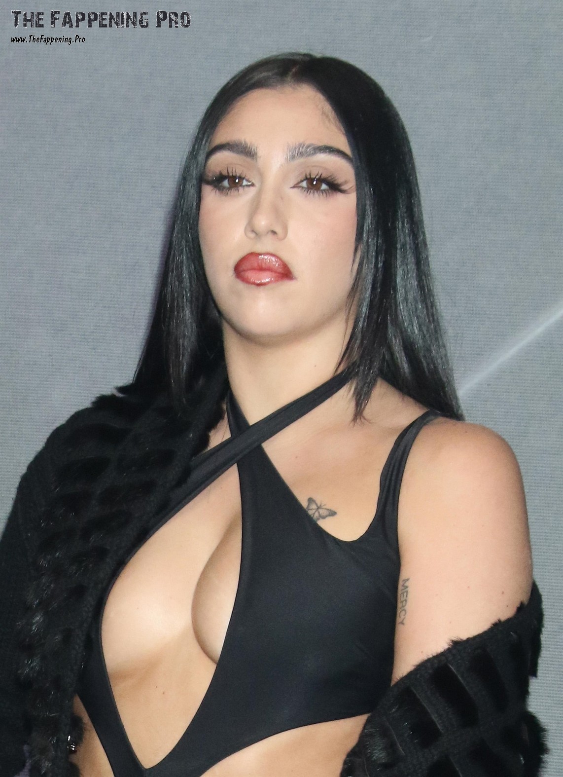 Lourdes Leon Deep Cleavage Tits