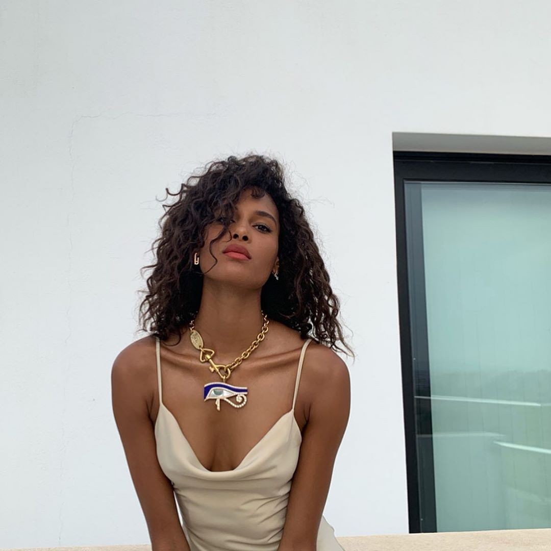 Cindy Bruna Cleavage