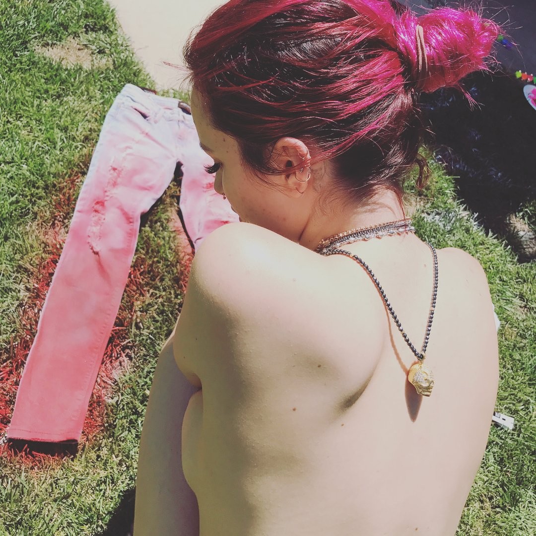 Bella Thorne showing big Boobs side view