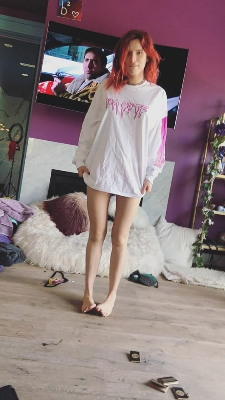 Bella Thorne without panty in a long t-shirt and shows long  hot legs and bare feet