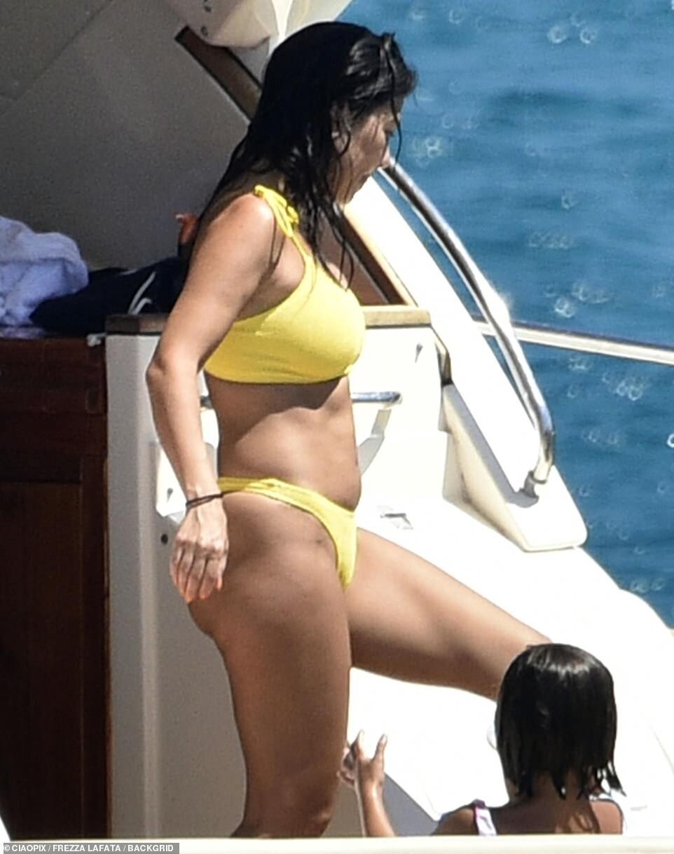 Kourtney Kardashian Sexy