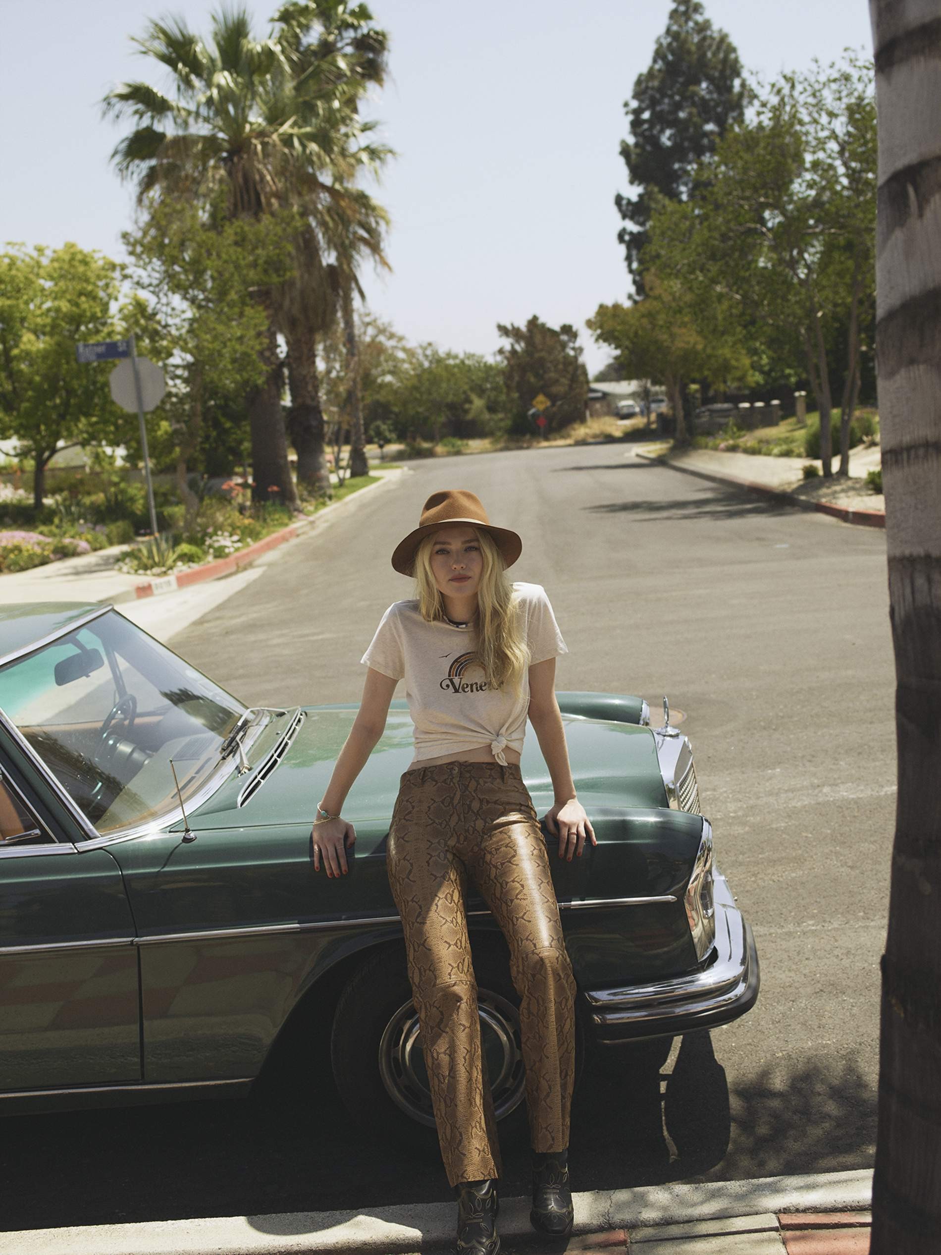 Dakota Fanning on the car