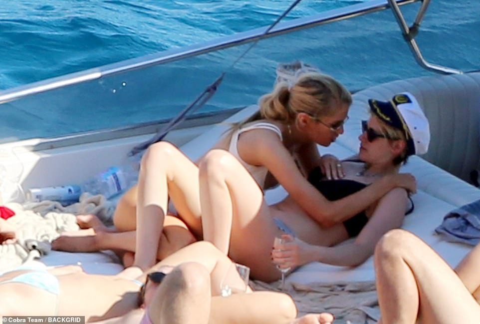 Stella Maxwell & Kristen Stewart Sexy Lesbian