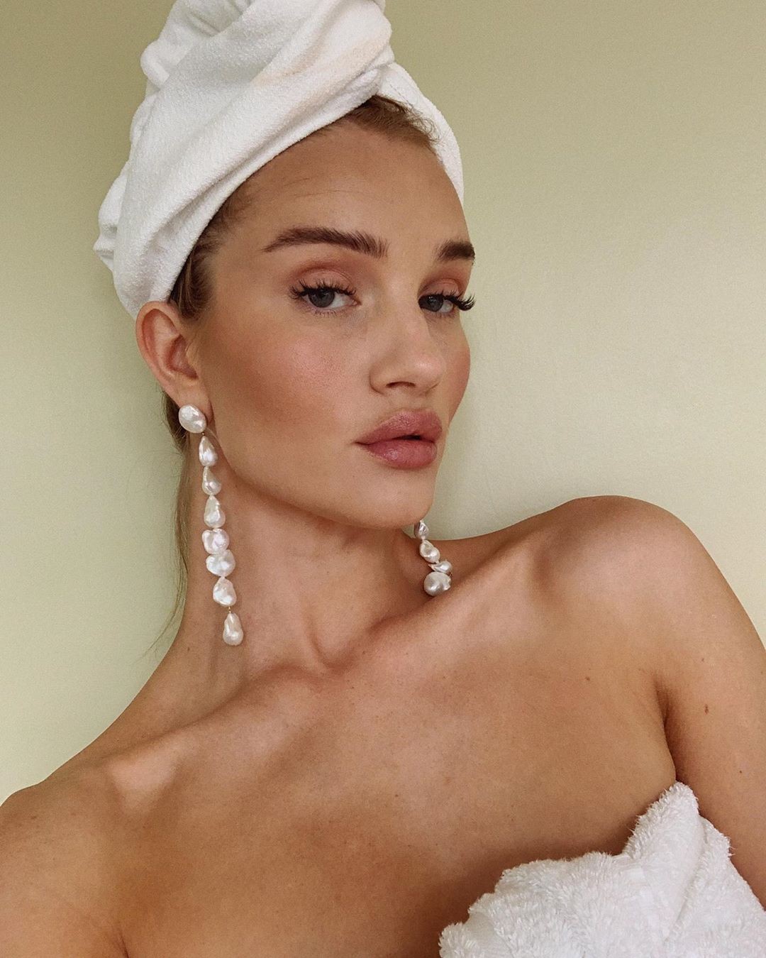 Rosie Huntington-Whiteley Hot Selfie