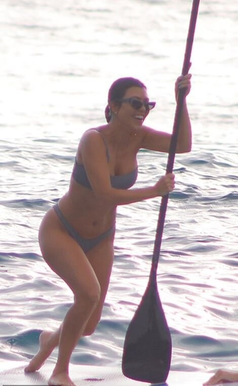 Kourtney Kardashian Sexy In Costa Rica (27 Photos)