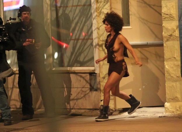 Halle Berry With No Clothes Flash Tits in Public