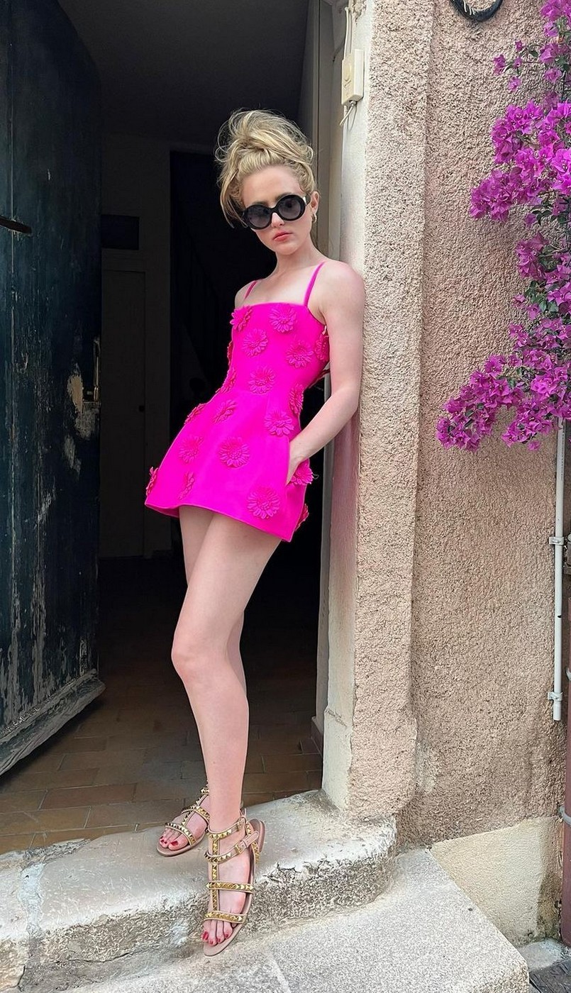 Kathryn Newton Sexy Legs And Feet