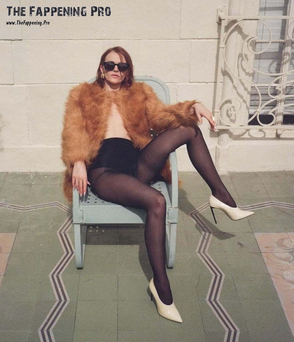 Madeline Brewer In Pantyhose