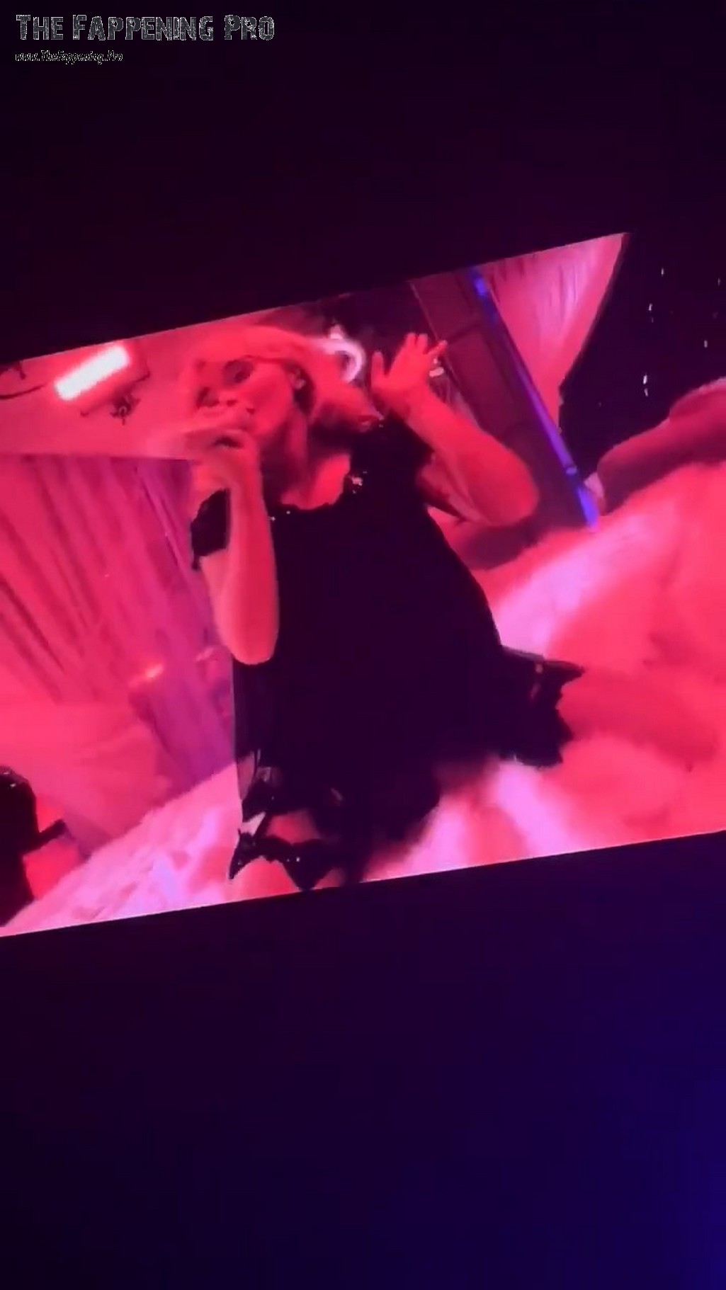 Sabrina Carpenter "bed chem" At Tonights Show