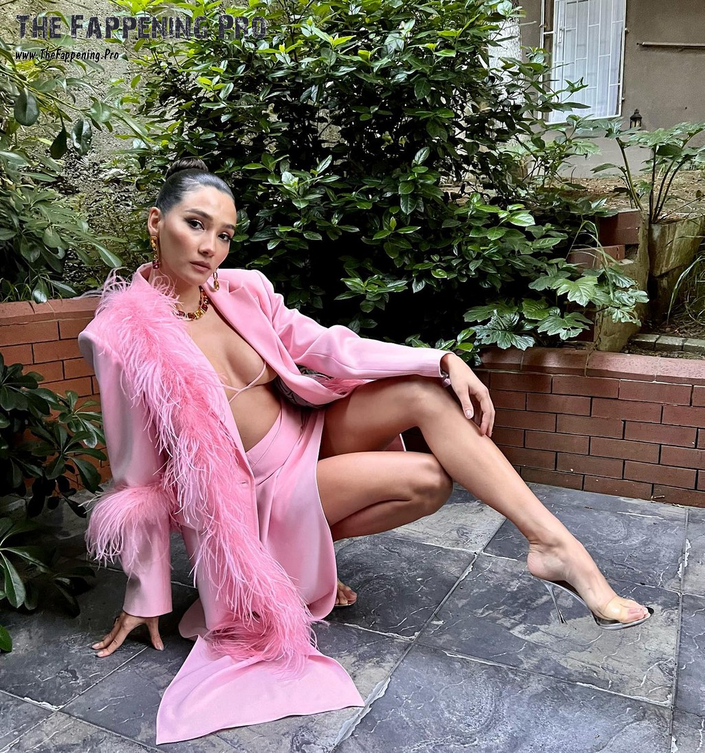 Aybuke Pusat Barefoot