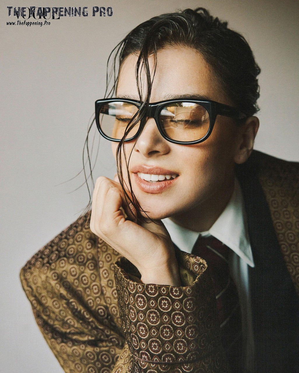 Hailee Steinfeld In Glasses