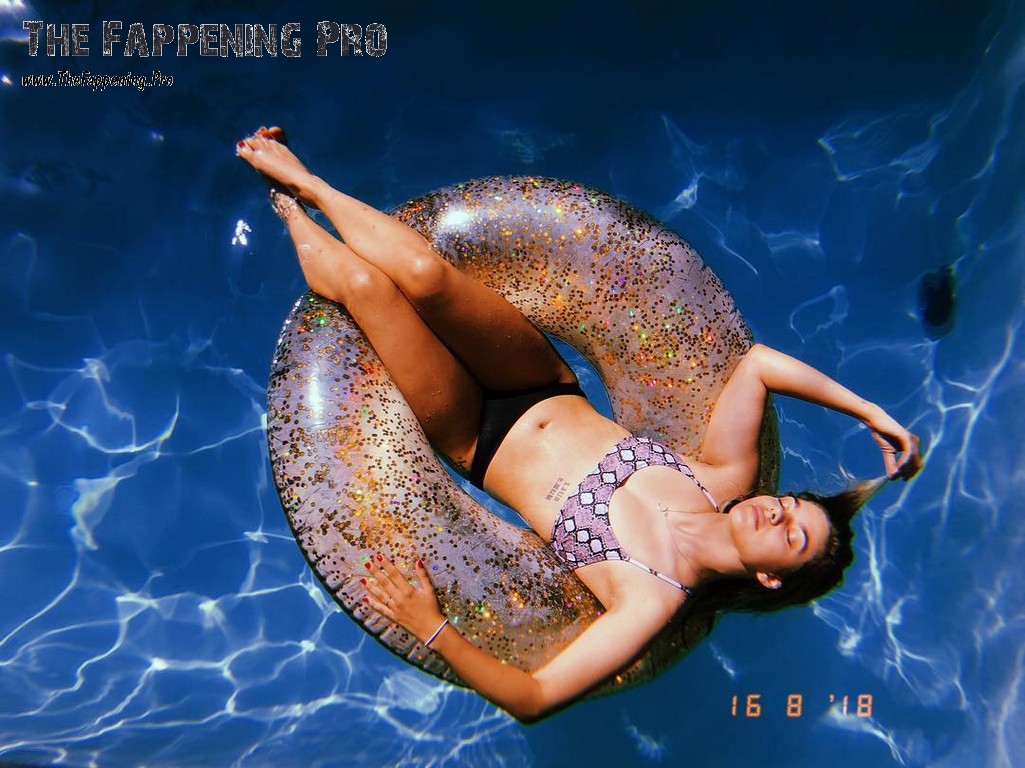 Louane Sexy In Bikini