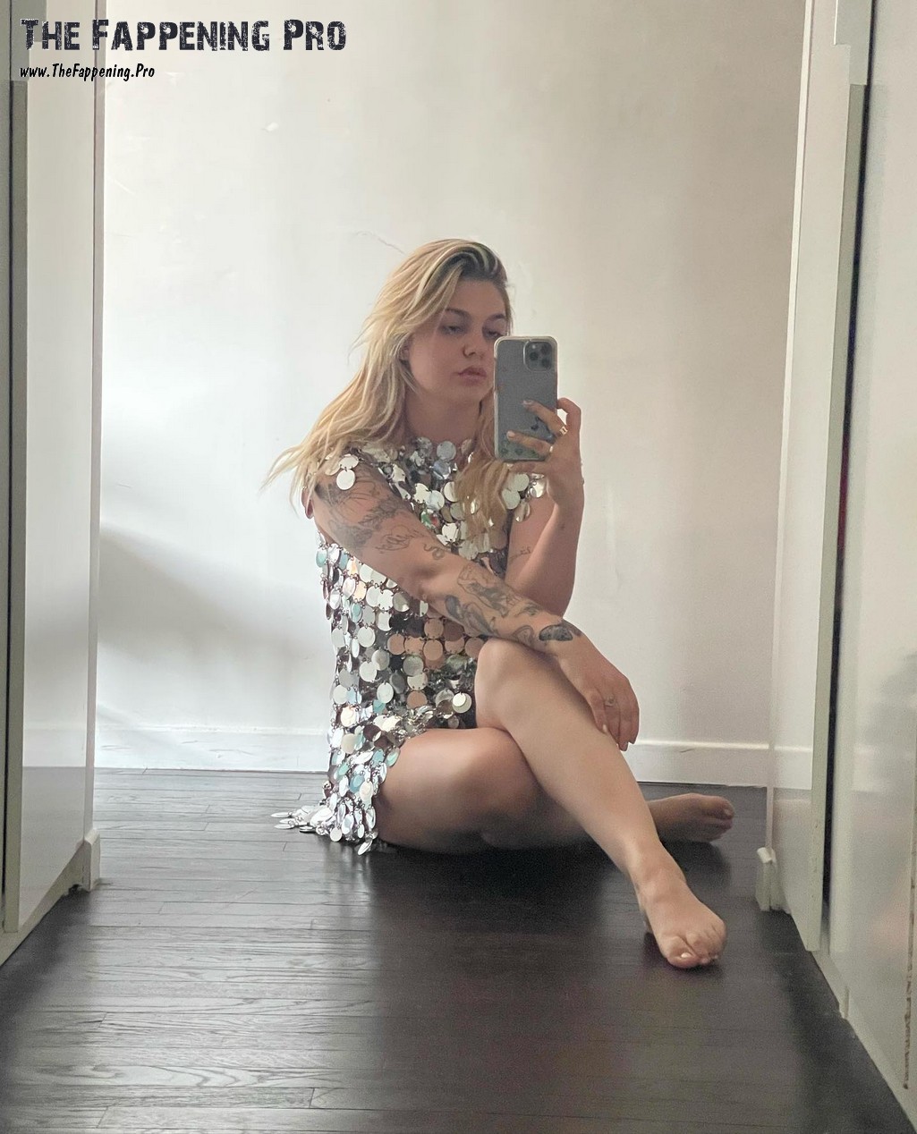 Louane Bare Feet On Selfie