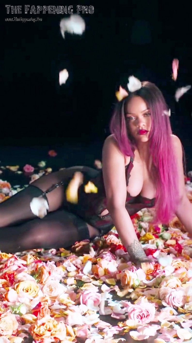 Rihanna Hot