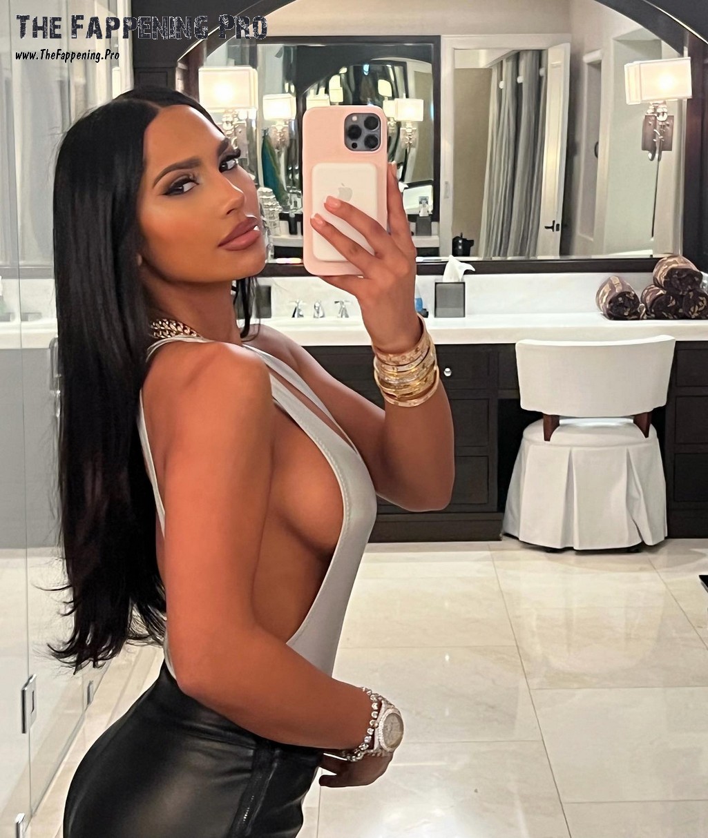 Gallienne Nabila Sideboobs