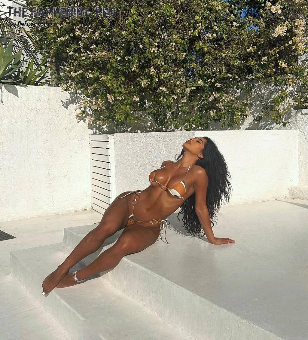Gallienne Nabila Bare Feet In Bikini