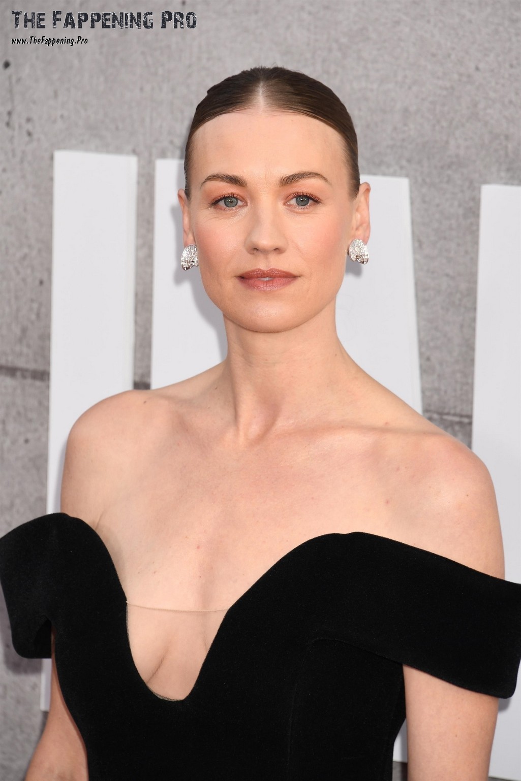 Yvonne Strahovski Deep Cleavage Tits