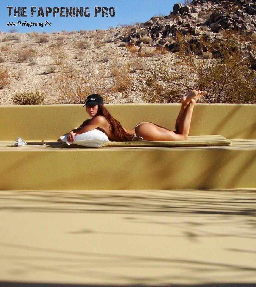 Nina Urgell Cloquell Bare Feet And Ass