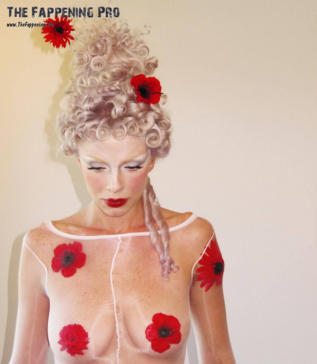Julia Fox Naked